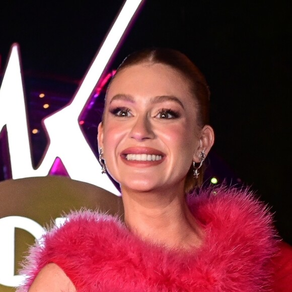 Marina Ruy Barbosa foi a estrela de um evento de Natal que aconteceu em São Paulo e elegou um look vermelho para a ocasião