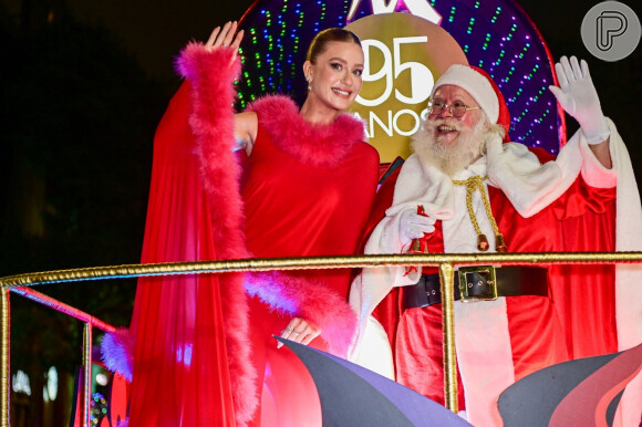 Marina Ruy Barbosa elege look vermelho e esbanjou simpatia em desfile de Natal