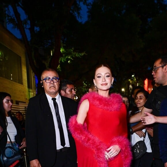 Marina Ruy Barbosa escolheu salto de plataforma vermelho para dar mais elegância ao seu look de Natal