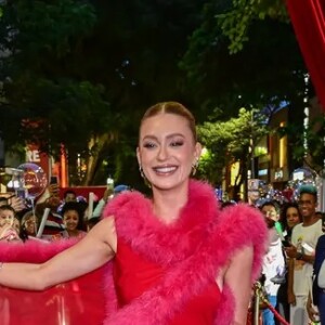 Marina Ruy Barbosa foi para o evento com um vestido vermelho com transparência