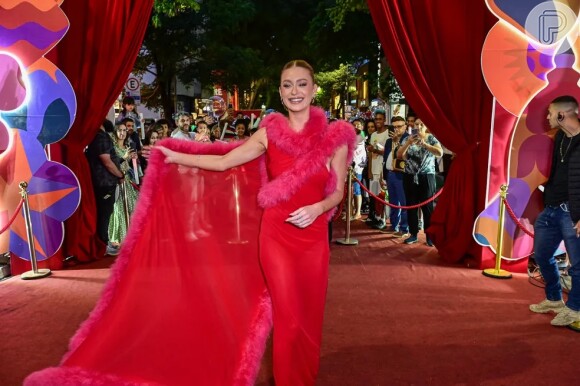 Marina Ruy Barbosa foi para o evento com um vestido vermelho com transparência