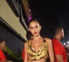 Bruna Marquezine também prestigiou o Carnaval carioca e roubou a cena com um look inusitado