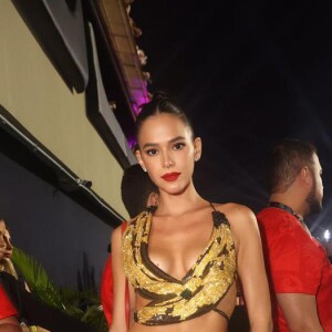 Bruna Marquezine também prestigiou o Carnaval carioca e roubou a cena com um look inusitado