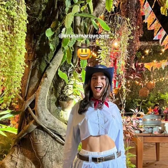 Bruna Marquezine reuniu amigos e familiares em sua casa, no final de junho, para uma festa junina