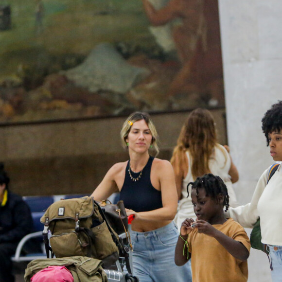 Família Ewbank Gagliasso costuma levar muitas malas em suas viagens