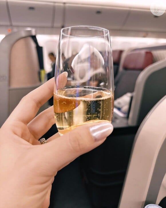 Giovanna Ewbank se deliciou com champagne em viagem aos EUA