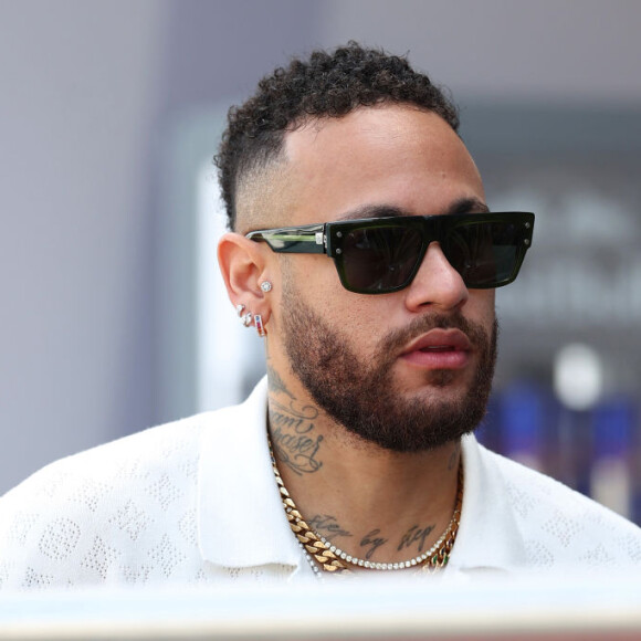 Contratado do time Al-Hilal, Neymar se recupera de lesão no Brasil ao invés da Arábia Saudita