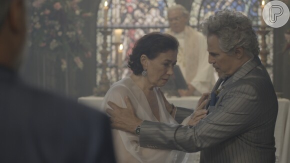 César (Leopoldo Pacheco) interrompe casamento de Bebel (Lilia Cabral) e Nero (Edson Celulari) em Fuzuê