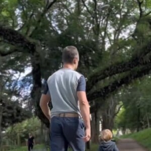 Kayky Brito chega a dar uma 'corridinha' em parque com o filho, Kael