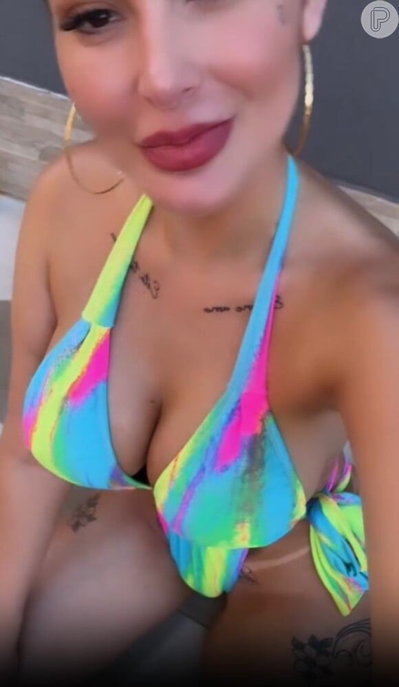 Andressa Urach mostrou a virilha tatuada com marquinha de biquíni