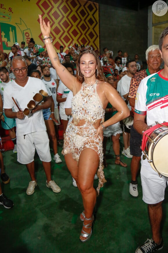 Paolla Oliveira deixou à mostra as pernas torneadas em ensaio do carnaval 2024 da Grande Rio em 19 de dezembro de 2023
