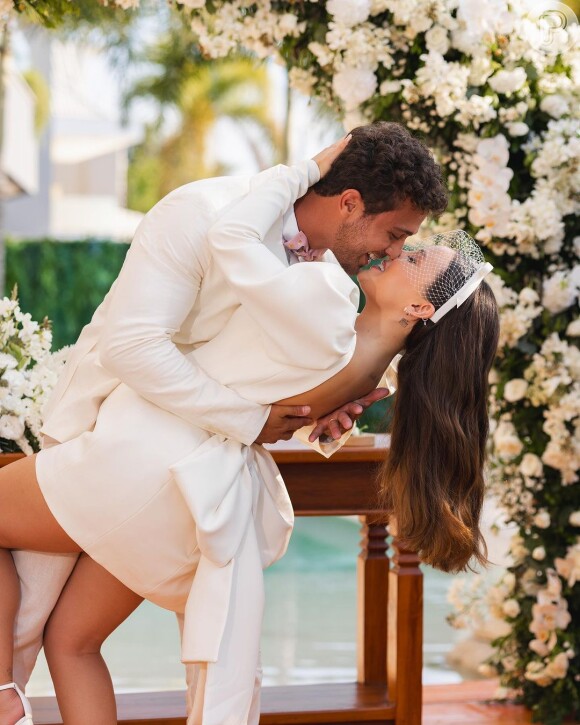 Larissa Manoela e André Luiz Frambach pegaram os fãs de surpresa após anunciarem casamento depois de um ano de noivado