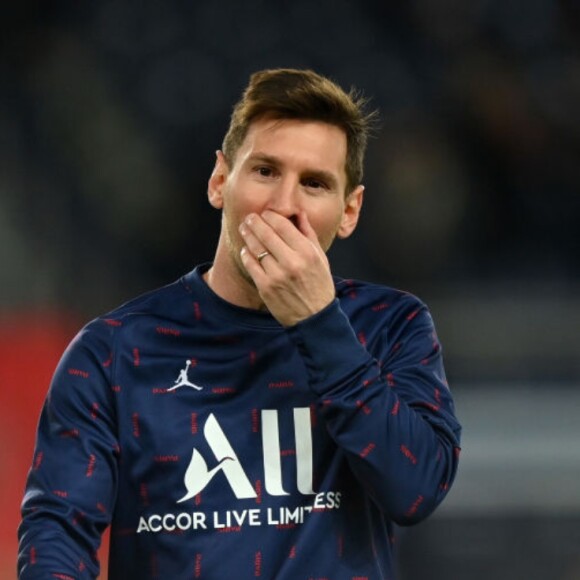 Neymar e Messi jogaram juntos no PSG só que atualmente eles são 'adversários' em competições