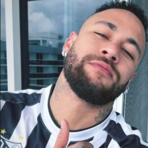 Neymar foi revelado no Santos e quando postou uma camisa do time os torcedores se animaram com uma possível volta