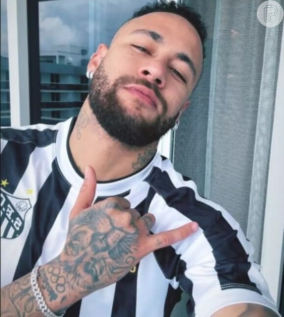 Neymar foi revelado no Santos e quando postou uma camisa do time os torcedores se animaram com uma possível volta