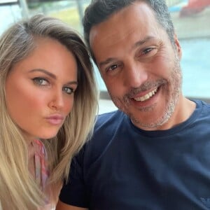 Susana Werner e Julio Cesar anunciaram o divórcio e o ex-goleiro teria traído a esposa, diz colunista