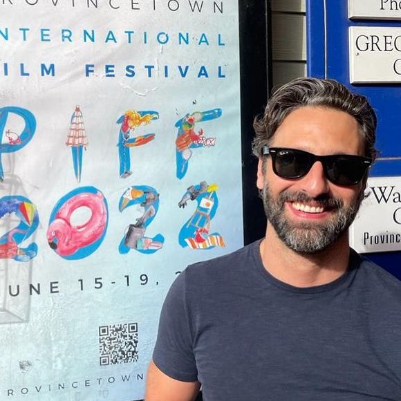 Marco Pigossi se casou com o diretor italiano Marco Calvani em dezembro de 2023 após três anos de relacionamento