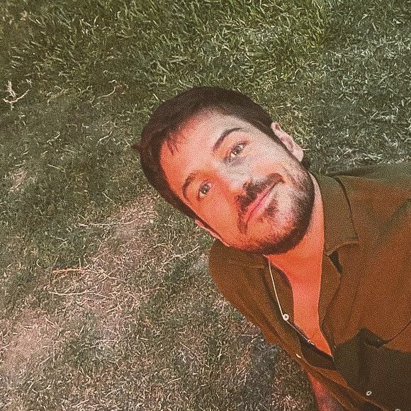 Marco Pigossi festejou apoio do público após assumir namoro com Marco Calvani