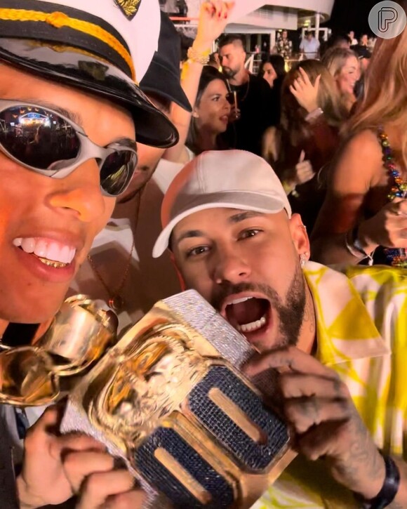 Neymar ganhou colar de ouro e diamantes do influencer Buzeira, um dos convidados do seu cruzeiro