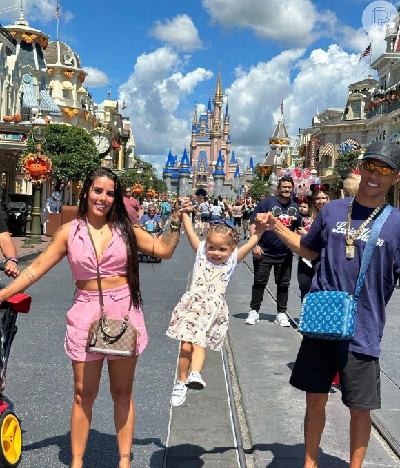 Influencer Buzeira em foto na Disney com a família; viagens ao exterior são frequentes