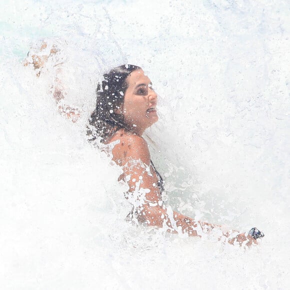 Deborah Secco se refrescou no mar da Barra da Tijuca, no Rio de Janeiro