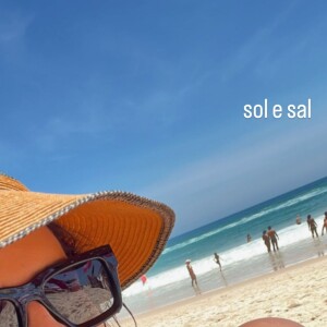 Deborah Secco registrou ida à praia nas redes sociais e posou de bumbum para cima: 'Sol e sal'