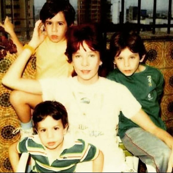 Viúvo de Rita Lee, Roberto de Carvalho compartilhou foto da cantora com os três dias no dia em que a artista faria aniversário. 'Que saudades. Que falta você faz, mãe', afirmou João