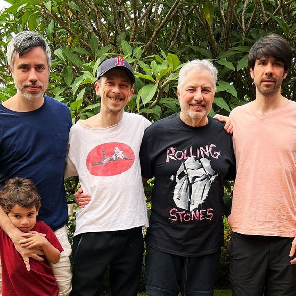 Filhos e viúvo de Rita Lee se reúnem em foto com o neto da cantora