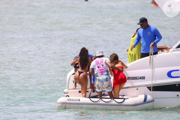 A modelo brasileira Juliana Nalú fez passeio de barco com Lewis Hamilton e outros passageiros no último dia de 2023