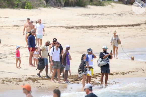Lewis Hamilton atraiu fãs para a praia de Trancoso, na Bahia