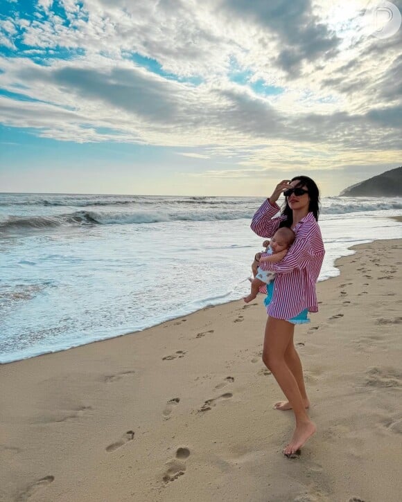 Ex de Neymar, Bruna Biancardi curtiu praia com a filha, Mavie, no litoral de SP em 1º de janeiro de 2024