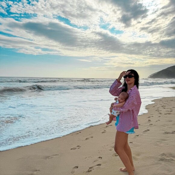 Ex de Neymar, Bruna Biancardi curtiu praia com a filha, Mavie, no litoral de SP em 1º de janeiro de 2024