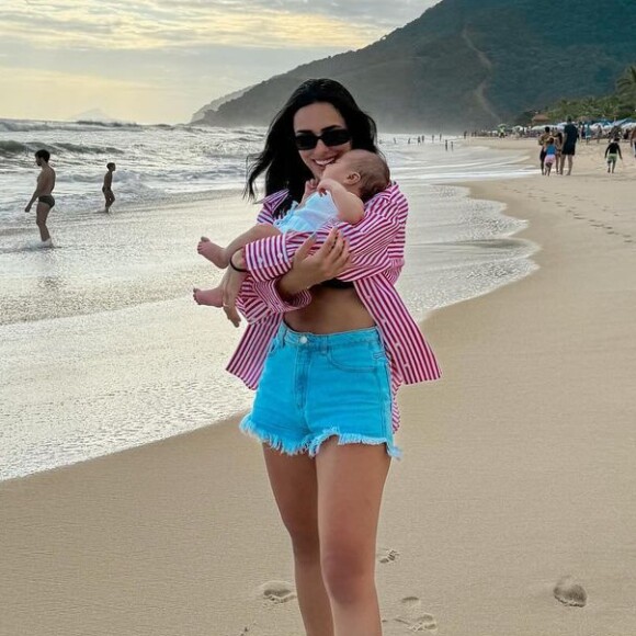 Bruna Biancardi compartilhou foto com a filha, Mavie, no litoral de SP