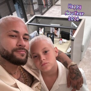 Neymar descoloriu o cabelo com o filho, Davi Lucca, no último dia de 2023