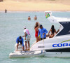 Lewis Hamilton está no Brasil e fez um passeio de barco com a modelo brasileira Juliana Nalú