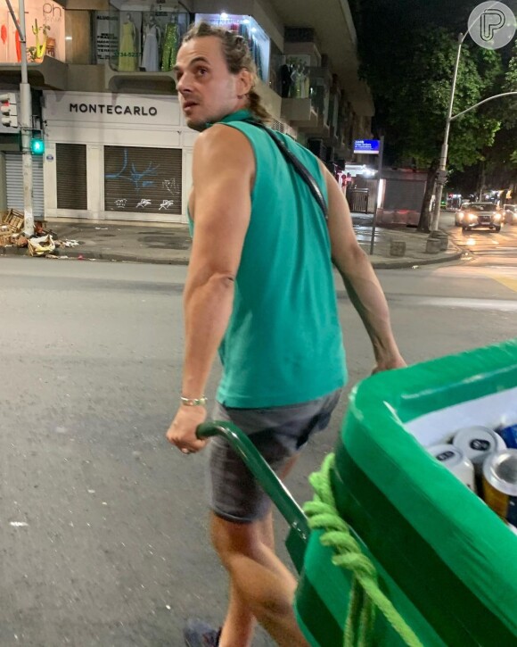 Daniel Erthal foi visto vendendo cerveja na praia