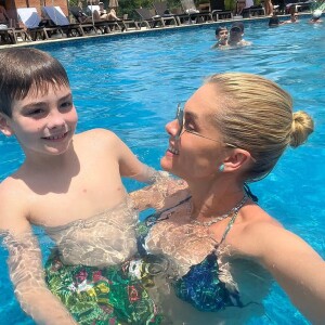 Ana Hickmann se diverte com o filho em resort de SP no fim de 2023