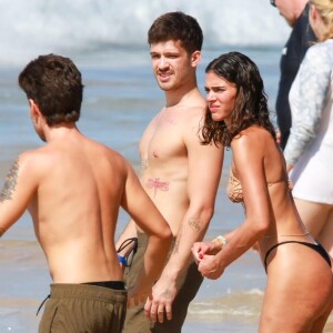 Bruna Marquezine e João Guilherme teriam se beijado durante passeio em uma das praias de Fernando de Noronha