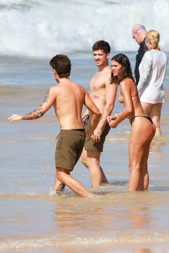 Bruna Marquezine e João Guilherme teriam se beijado durante passeio em uma das praias de Fernando de Noronha