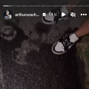 Filho de Andressa Urach mostra xixi que influenciadora pornô fez no chão após ficar presa em engarrafamento