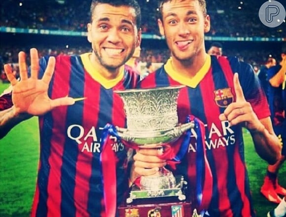 Neymar e Daniel Alves são amigos de longa data, um dos times em que eles aturam juntos foi o Barcelona