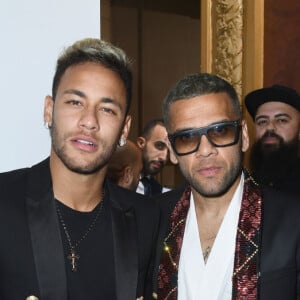 Pai de Neymar dá quase 1 milhão de reis para ajudar na defesa de Daniel Alves condenado por estupro na Espanha
