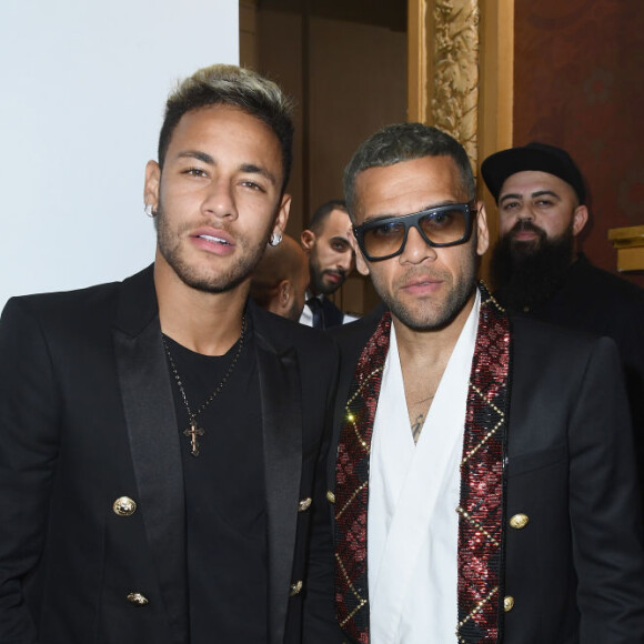 Pai de Neymar dá quase 1 milhão de reis para ajudar na defesa de Daniel Alves condenado por estupro na Espanha