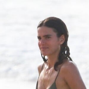 Flagras de Bruna Marquezine na praia: biquínis ousados da atriz evidenciam corpo escultural