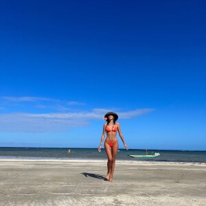 E quando Bruna Marquezine parou a internet com essa foto icônica usando um biquíni vermelho desenhadíssimo no seu corpo?