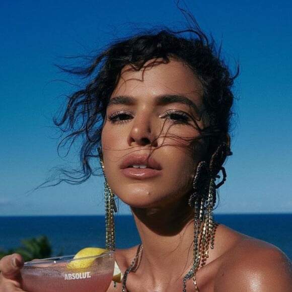 Bruna Marquezine também já chocou o público ao usar esse pequeno biquíni azul de borboleta