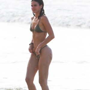 Em flagras na praia, Bruna Marquezine também já foi vista usando biquínis simples, como este verde musgo que evidenciou seu corpo ao sair da água