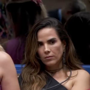 Yasmin e Wanessa inconformadas enquando Davi sorri ao voltar do Bate e Volta e escapar do Paredão