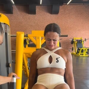 Viviane Araújo compartilhou um vídeo do seu treino pesado em preparação para o Carnaval 2024