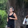 Nanda Costa mantém a forma com corridas pela orla do Rio